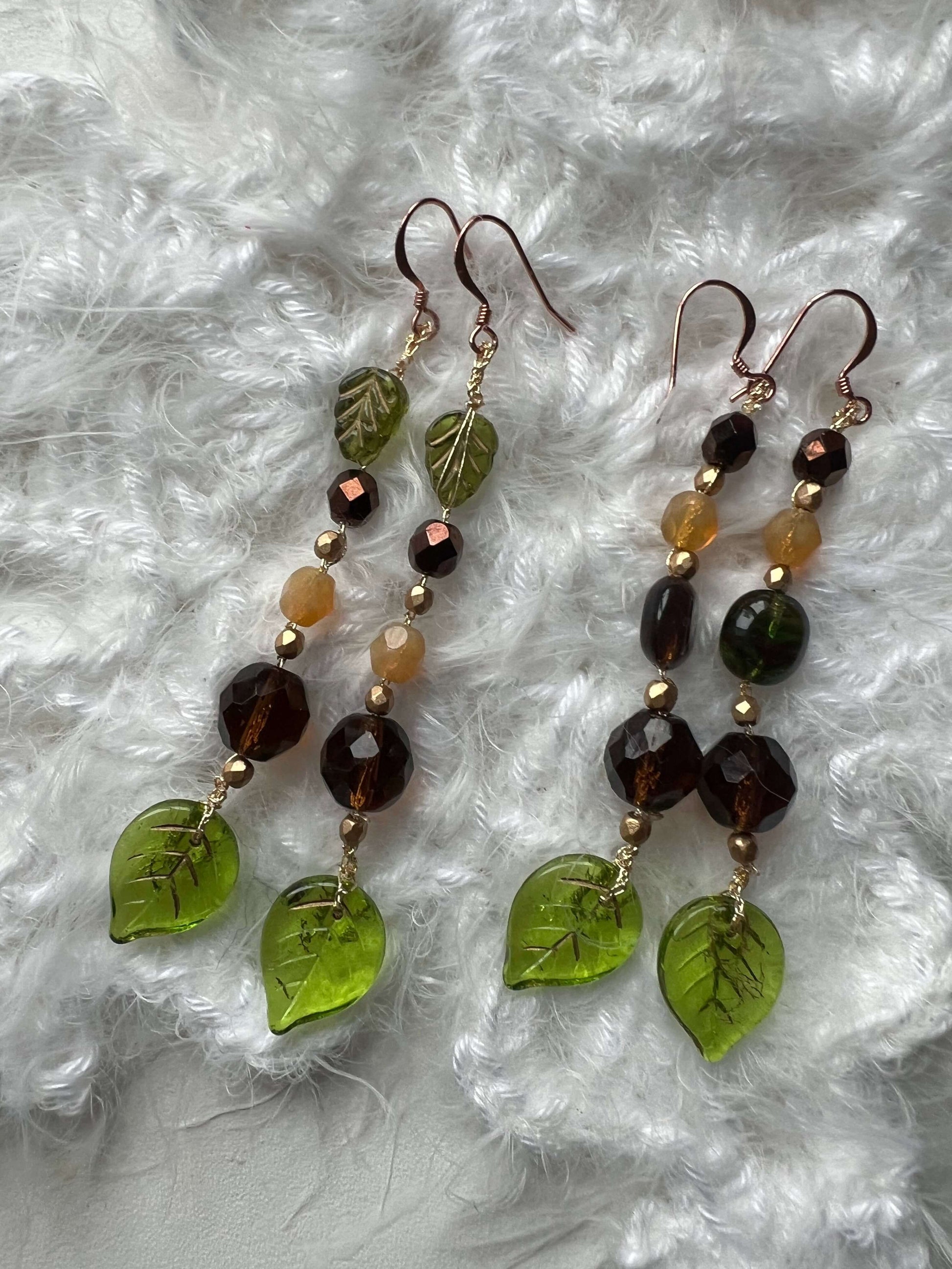 Orecchini foglia verdi artigianali in vetro di Bohemia. Leggeri, luminosi, perfetti per chi ama gioielli naturali e colori profondi.