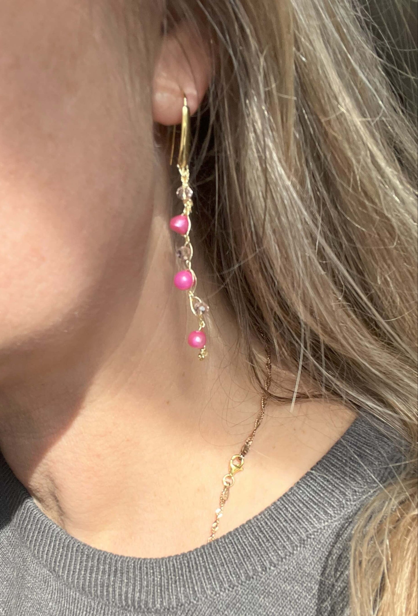 Orecchini gocce pesco: perle acqua dolce rosa e cristalli con monachella oro in acciaio inox. Eleganza eterna per ogni outfit. Acquista ora!