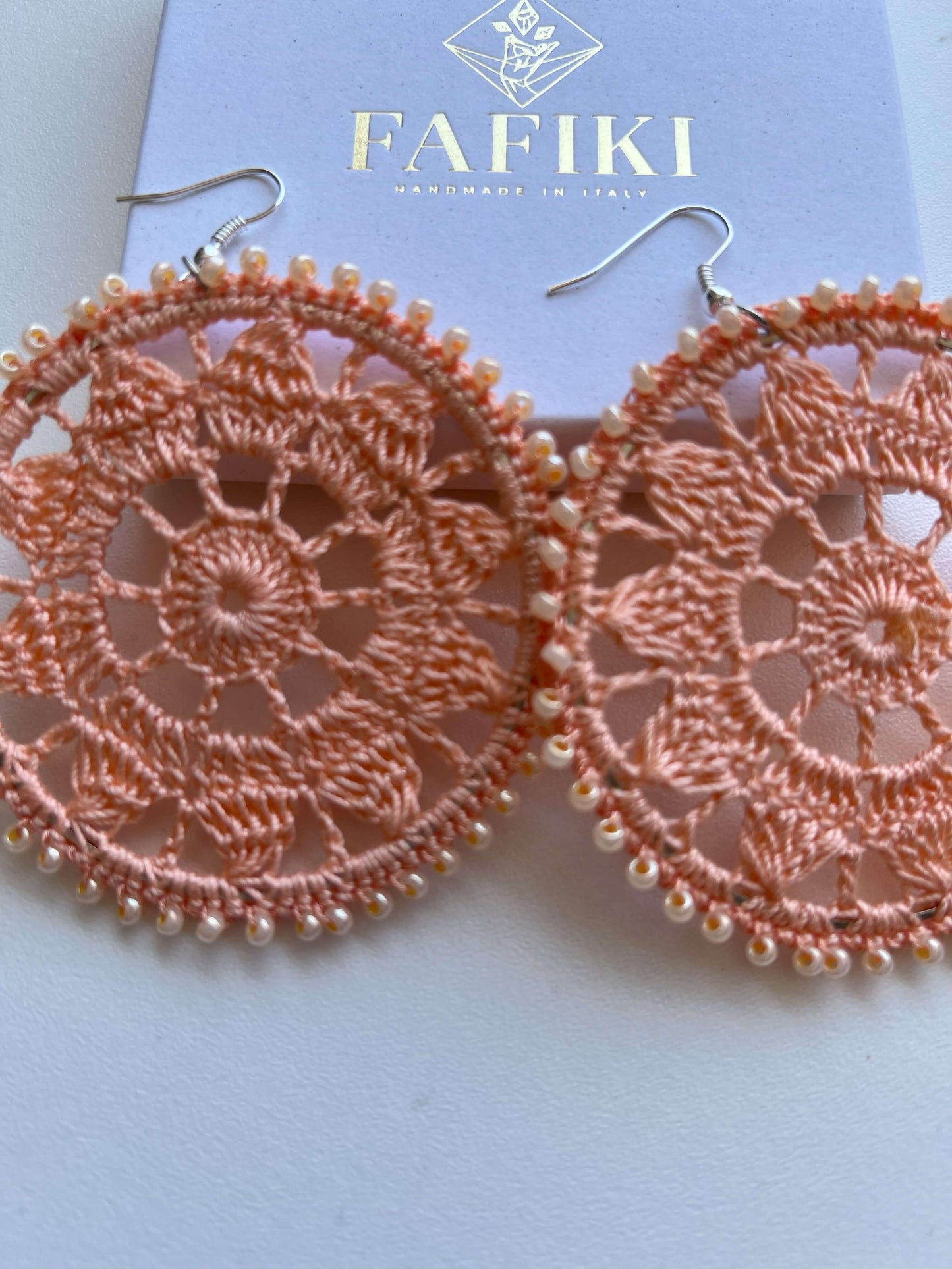 Pizzo e perline Toho si intrecciano in questi orecchini statement color pesca. 7cm di leggerezza e stile boho per chi ama distinguersi