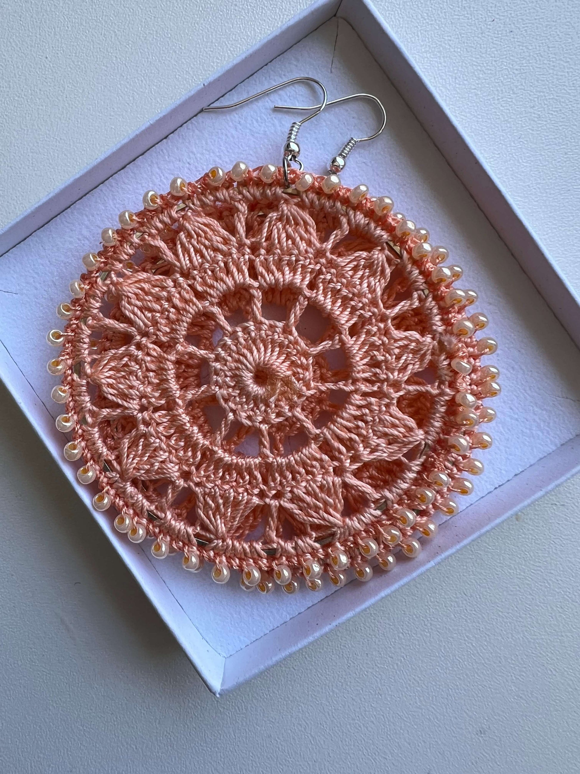 Un sogno color pesca: orecchini boho in pizzo con perline Toho. Grandi ma incredibilmente leggeri, fatti a mano con passione