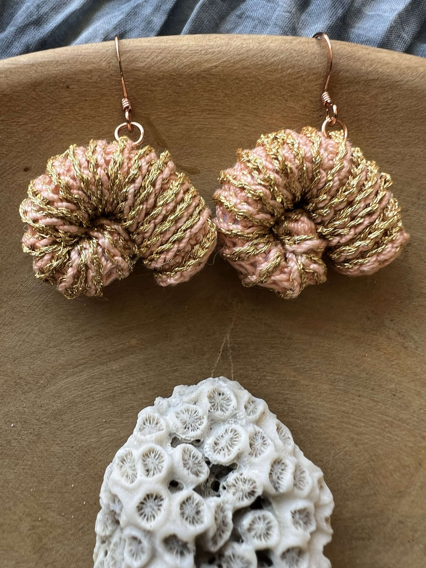 Una conchiglia trasformata in presenza: orecchini statement dal carattere boho sofisticato e naturalmente magnetico.