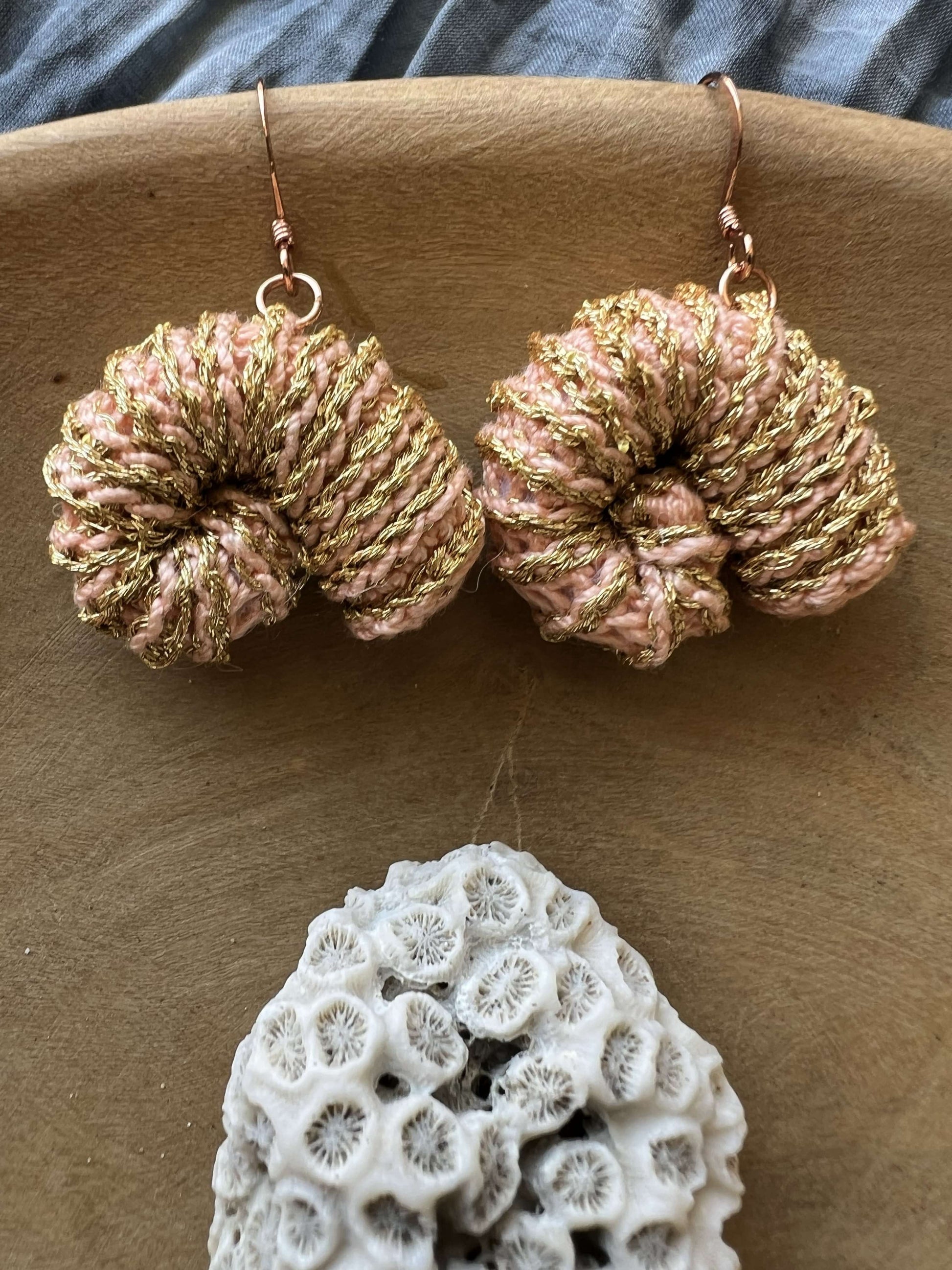 Una conchiglia trasformata in presenza: orecchini statement dal carattere boho sofisticato e naturalmente magnetico.