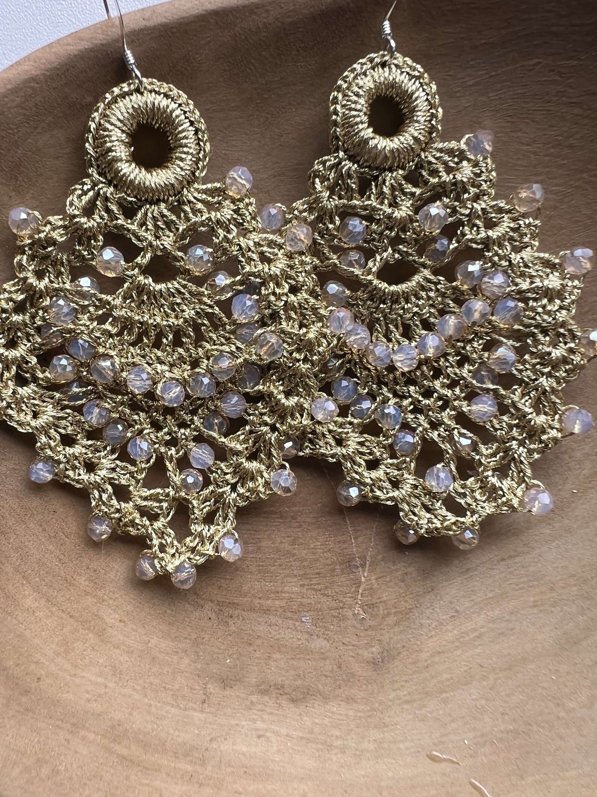 Orecchini grandi e leggeri motivo ananas in pizzo, color oro. Modello Tropical, vistosi e raffinati per ogni outfit.