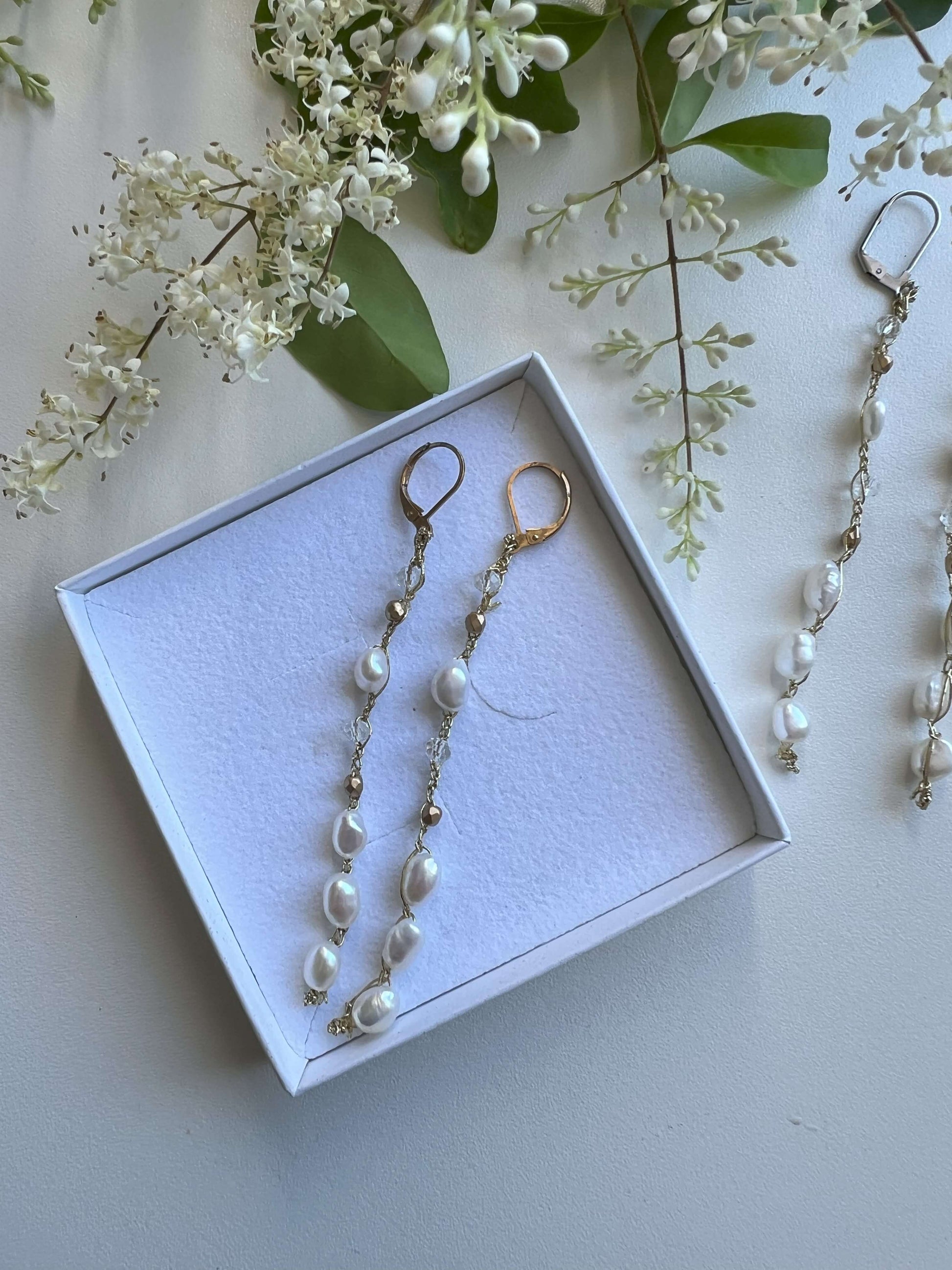 Orecchini pendenti artigianali con filato color oro, perline dorate boho e perle di acqua dolce, eleganti e versatili per ogni giorno, matrimoni e feste