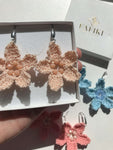 Orecchini Magnolia fatti a mano all’uncinetto tunisino, con cristalli pesca, crema e azzurro. Eleganti, leggeri e perfetti per ogni occasione! 