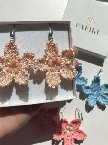Orecchini Magnolia fatti a mano all’uncinetto tunisino, con cristalli pesca, crema e azzurro. Eleganti, leggeri e perfetti per ogni occasione! 