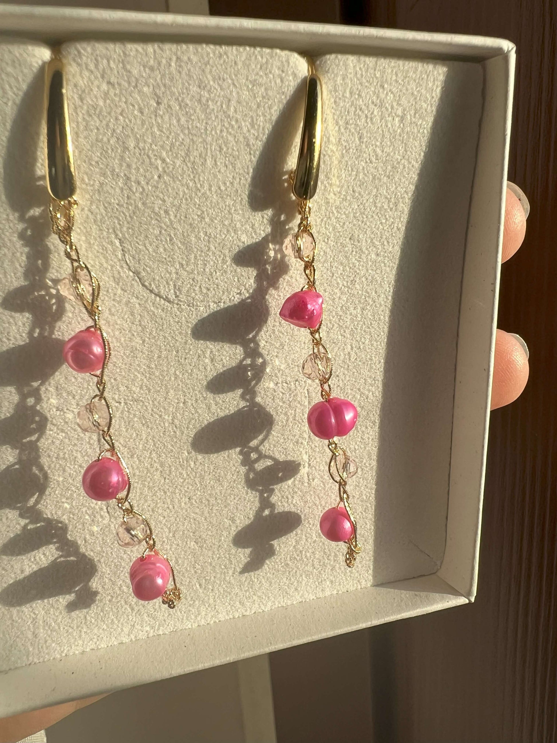 Gocce di Pesco perle di fiume rosa che ricordano i primi fiori primaverili. Eleganza naturale e unica per ogni occasione.