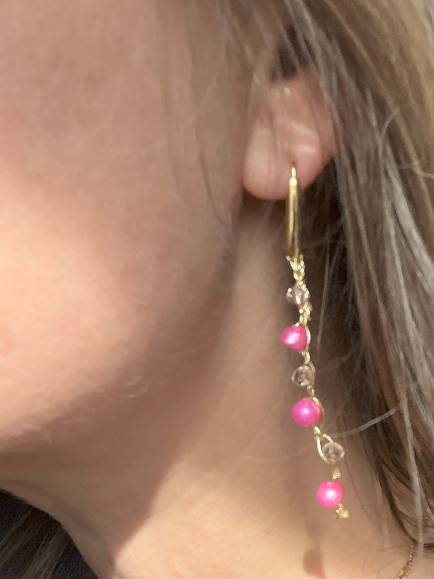 Eleganti orecchini goccia con perle rosa acqua dolce, cristalli e monachella oro in acciaio inox. Accessorio raffinato che illumina ogni look!