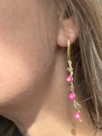 Eleganti orecchini goccia con perle rosa acqua dolce, cristalli e monachella oro in acciaio inox. Accessorio raffinato che illumina ogni look!