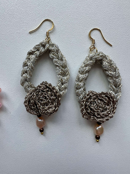 Orecchini raffinati in tonalità di beige oro e cipria, a forma di goccia con perle di fiume incastonate. Un tocco di eleganza e sofisticatezza per il tuo look, perfetto per ogni occasione speciale o quotidiana