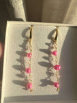 Orecchini Gocce di Pesco la magia dei fiori primaverili catturata in perle di fiume rosa. Bellezza naturale da indossare ogni giorno.