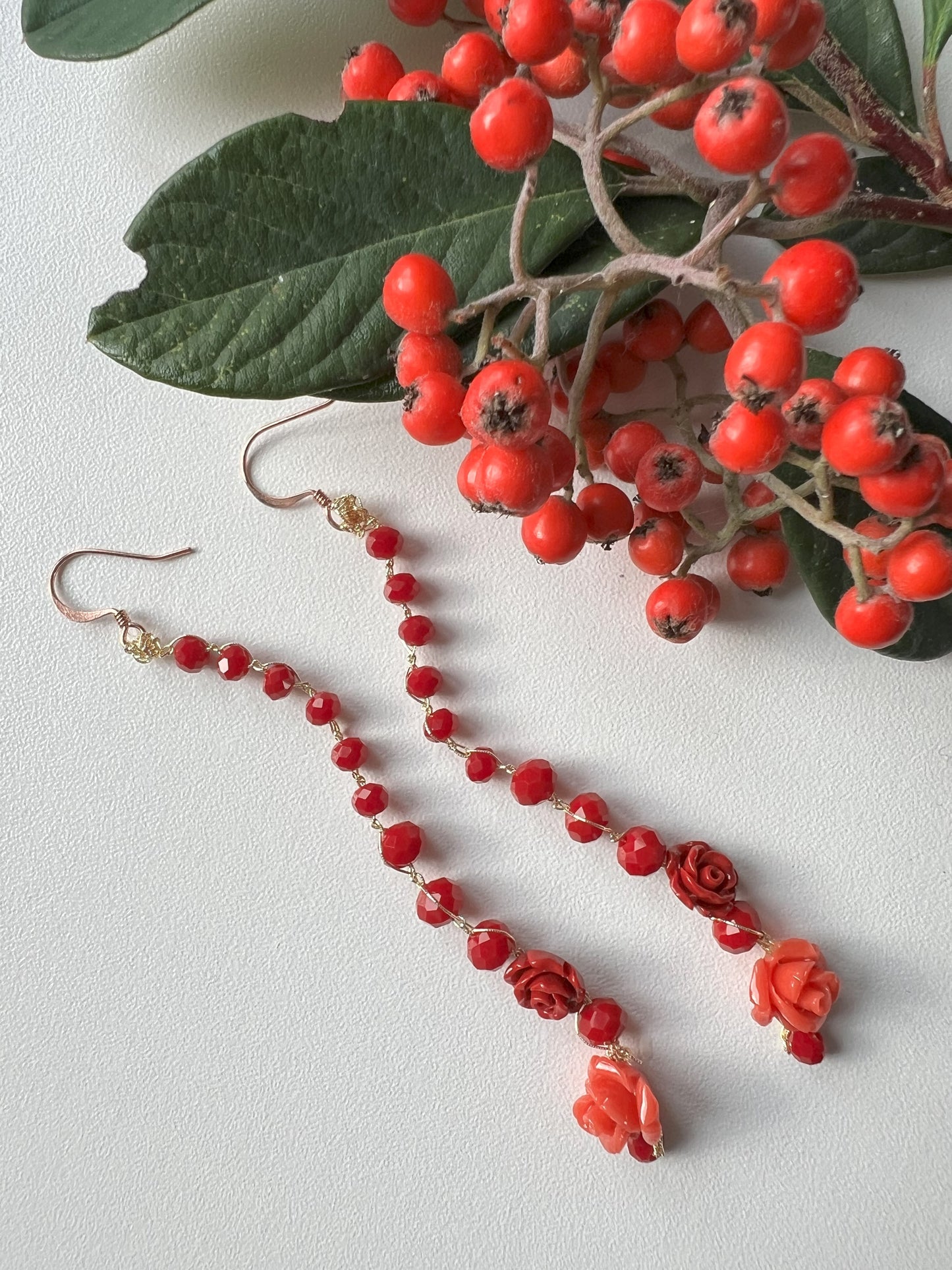 Orecchini "Soffio di Rosa" con cristalli rosati e corallo naturale, un elegante accessorio artigianale per un tocco raffinato durante Natale