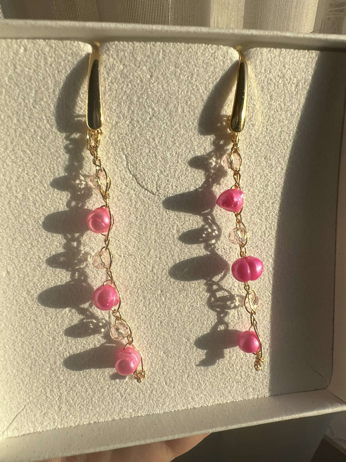 Delicate come fioriture di pesco, preziose come gocce di rugiada. Orecchini con perle di fiume rosa per un tocco di primavera eterna.