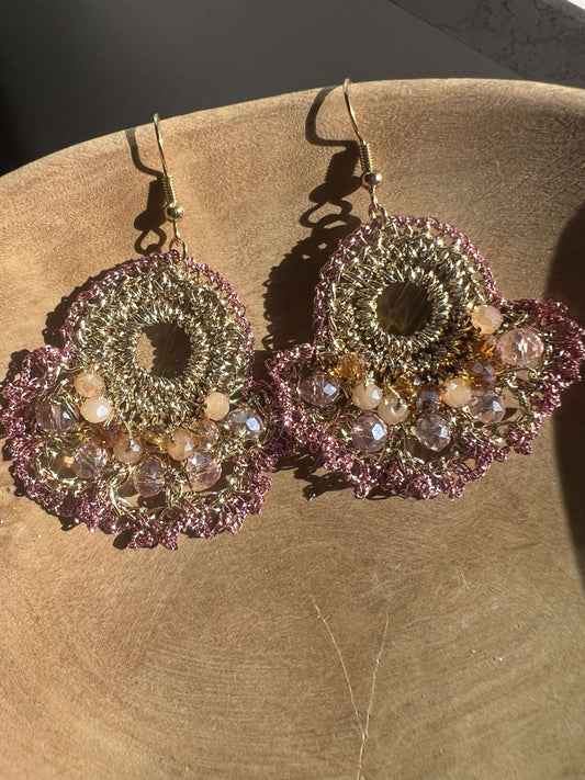 Orecchini Merletto con cristalli, eleganti e raffinati, disponibili in oro e rosa cipria.