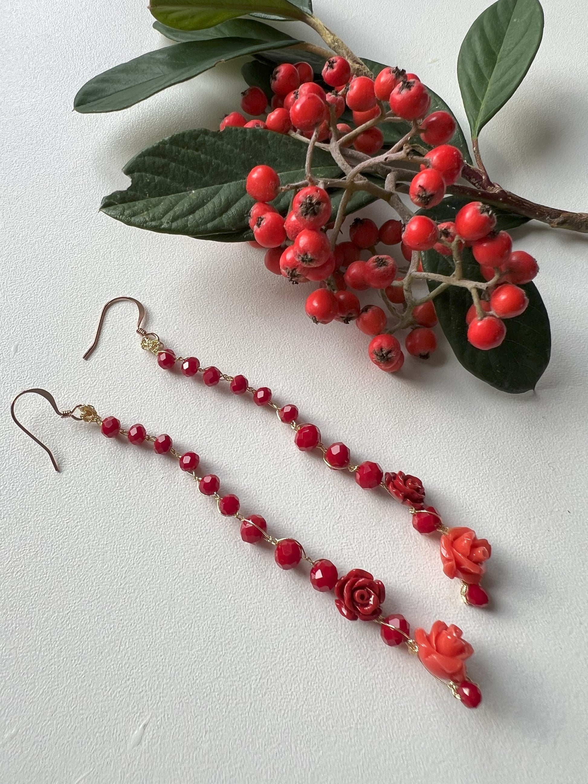 Orecchini "Soffio di Rosa" con cristalli rosati e corallo naturale, un elegante accessorio artigianale per un tocco raffinato e sofisticato