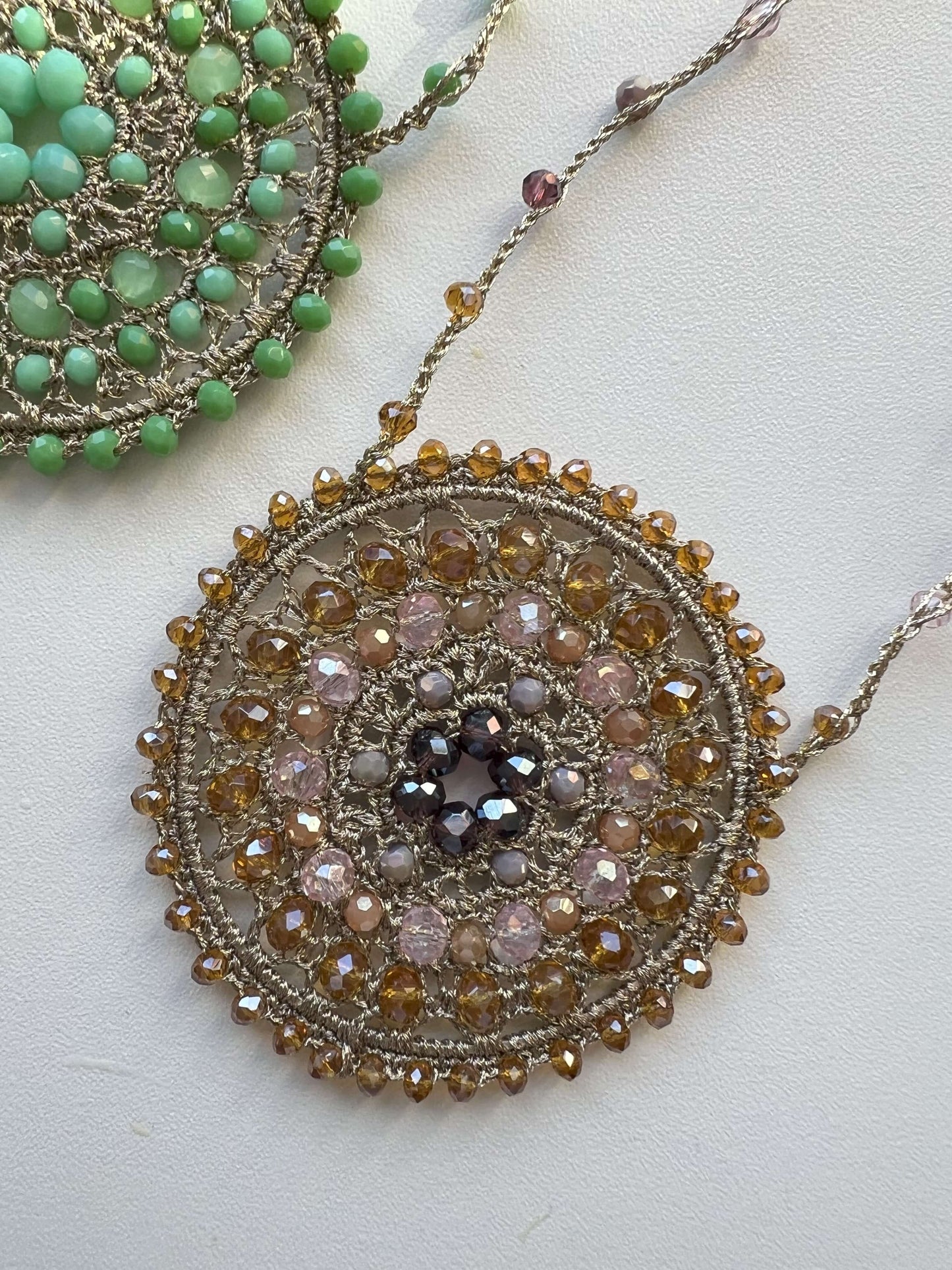 Gioielli artigianali italiani: collana mandala crochet. Bohemian style con cristalli e perle. 4 varianti colore. Handmade di lusso.