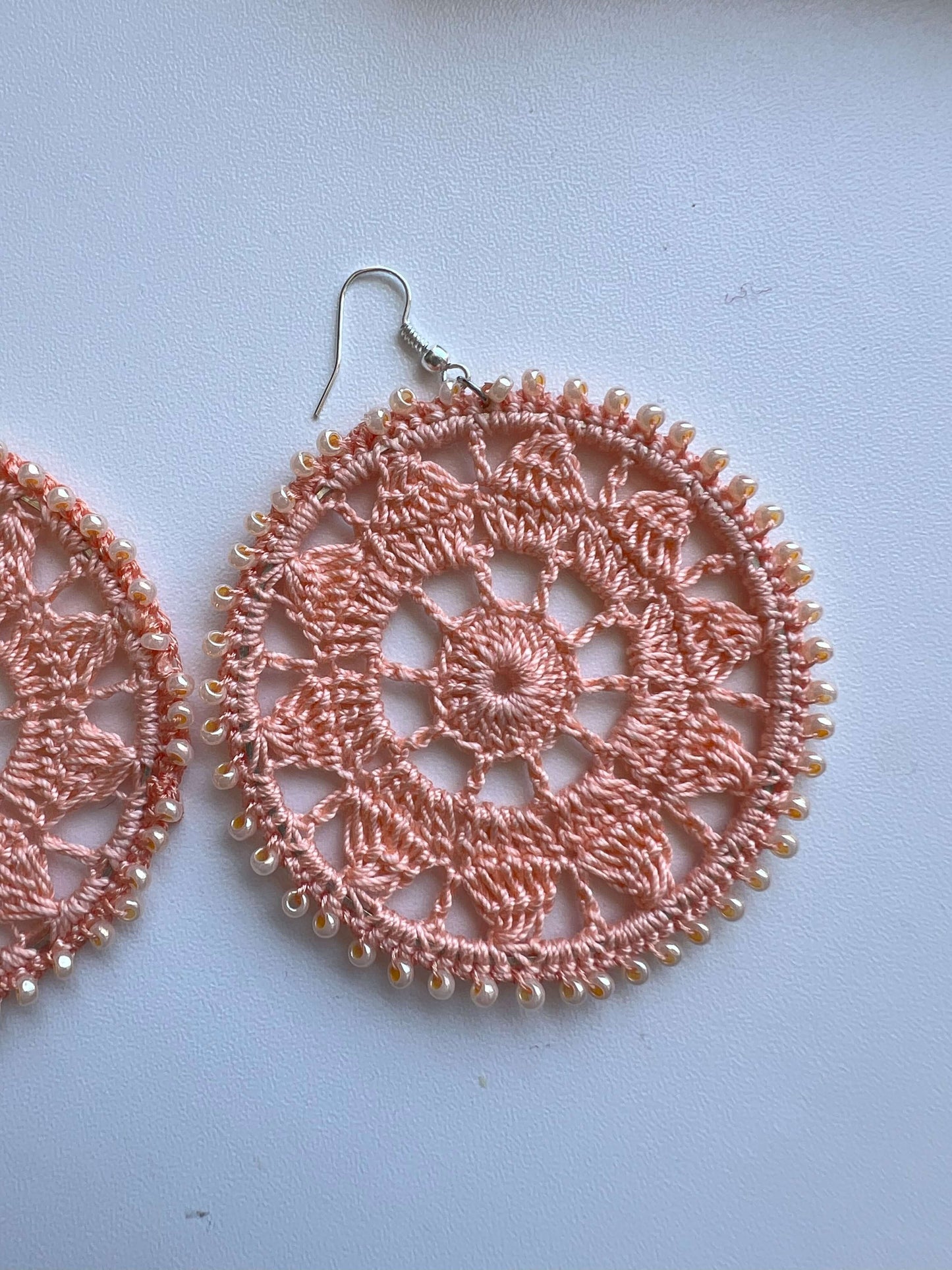 Magia boho in questi orecchini pizzo color pesca e perline Toho. Un intreccio di leggerezza e stile fatto a mano per te