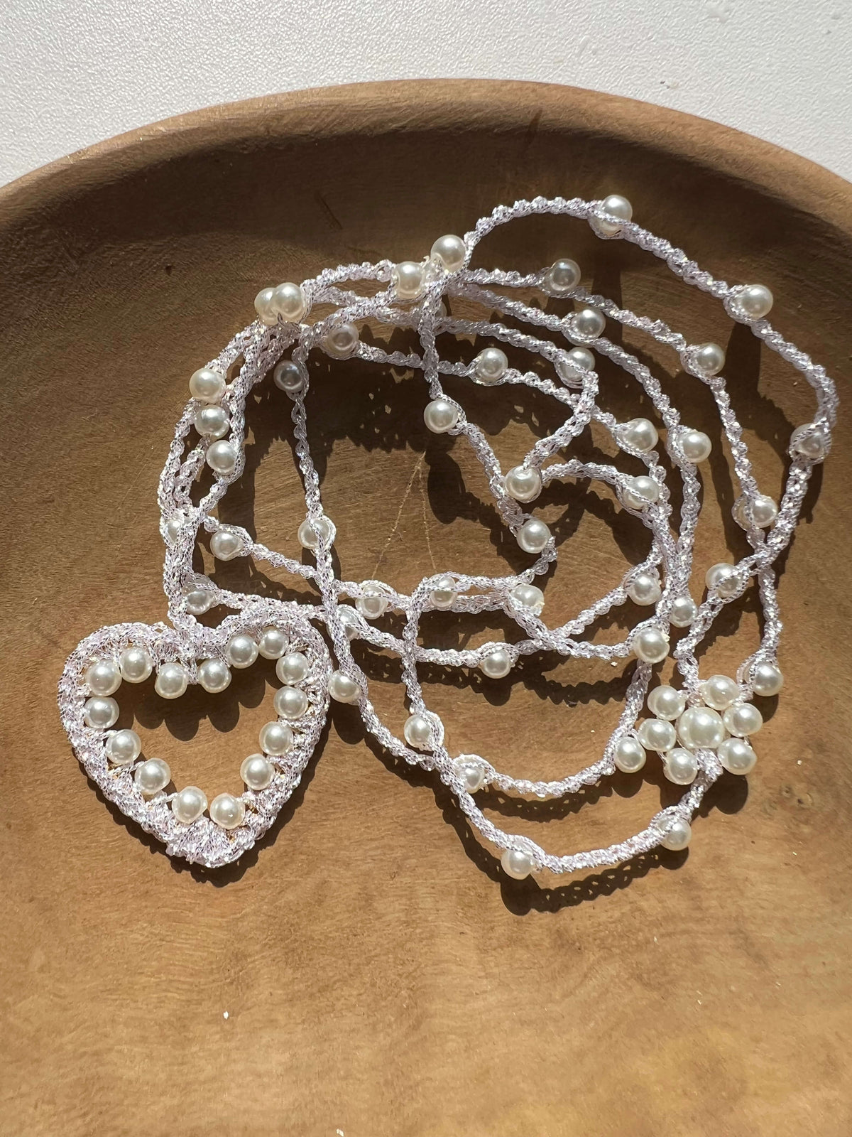 Collana bianca con piccolo cuore e perle, elegante e delicata, perfetta per ogni occasione.