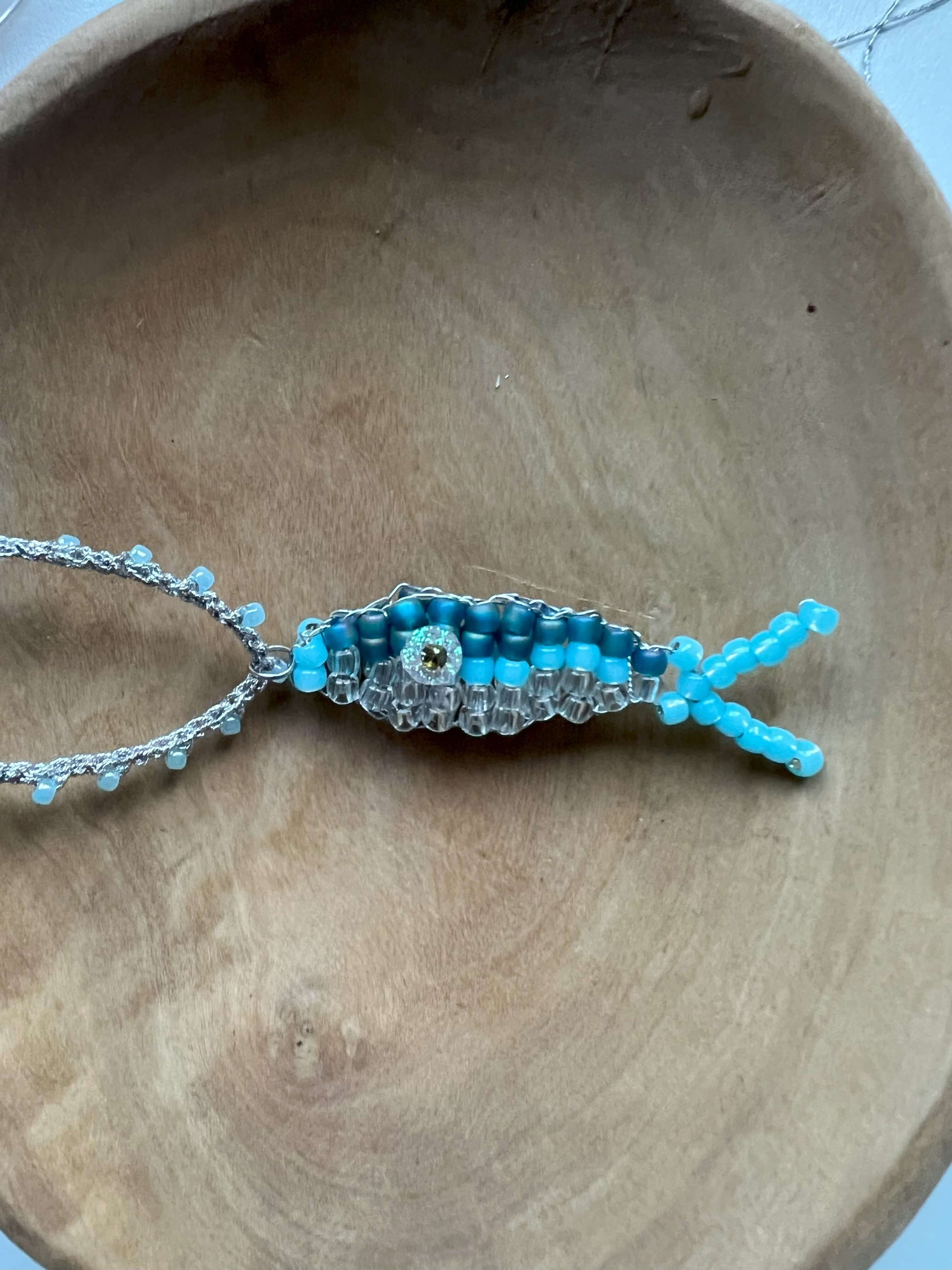 Un tocco di mare e fortuna! Scopri la collana con pesce portafortuna, creata a mano con cura.