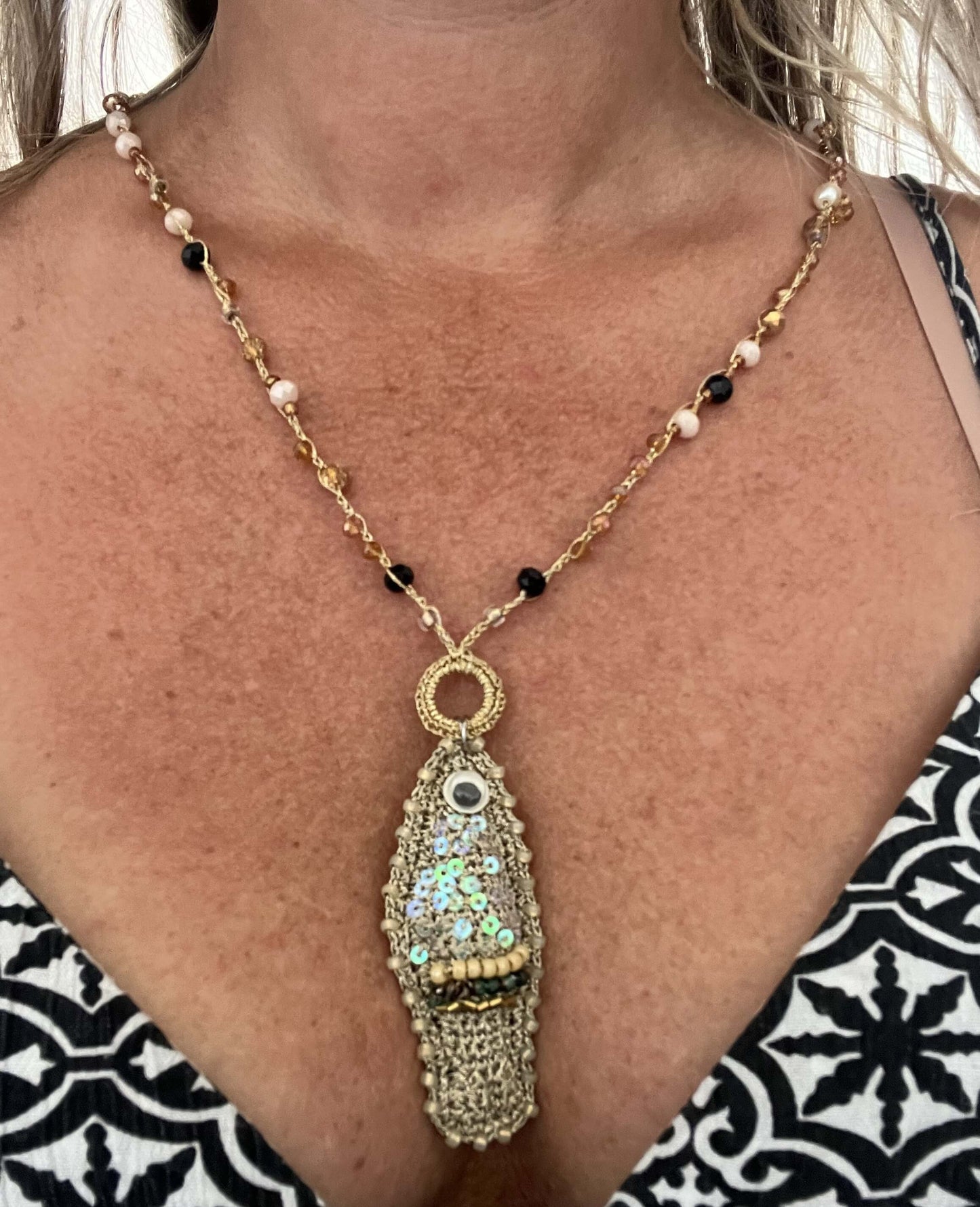 Collana statement gold fish donna handmade, gioiello unico stile mare boho chic. Collana esclusiva elegante per outfit distintivi estivi.