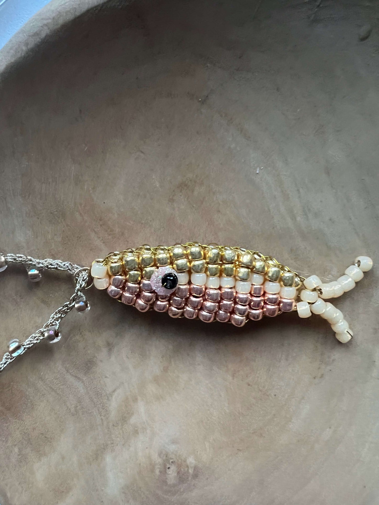  Artigianato e significato: collana con ciondolo pesce, il portafortuna perfetto in colori vibranti!