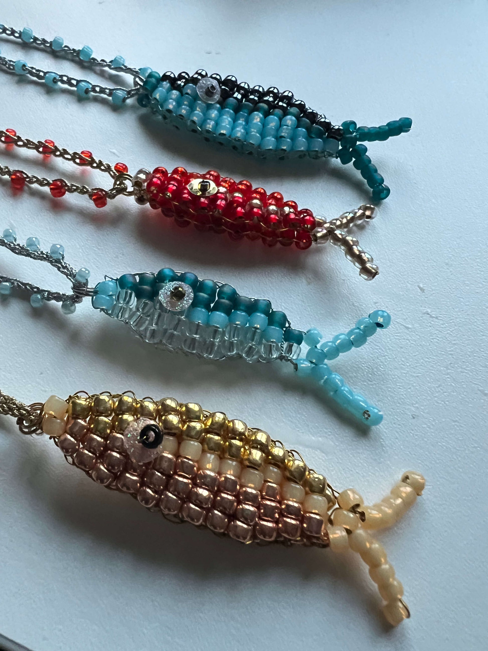 Stile e fortuna in un gioiello! Collana con pesce portafortuna, disponibile in vari colori artigianali