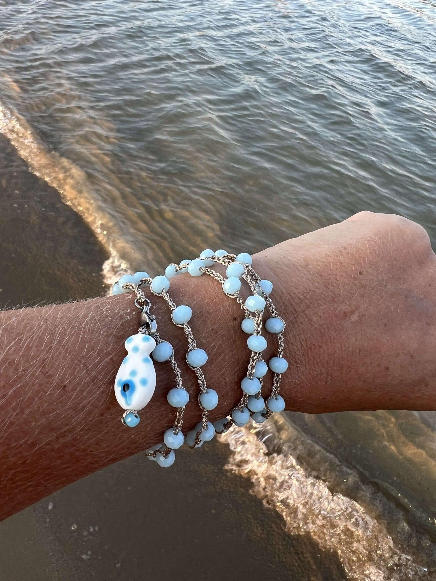 Collana boho luminosa con dettaglio pesciolino, trasformabile: lunga, corta o bracciale wrap estivo.