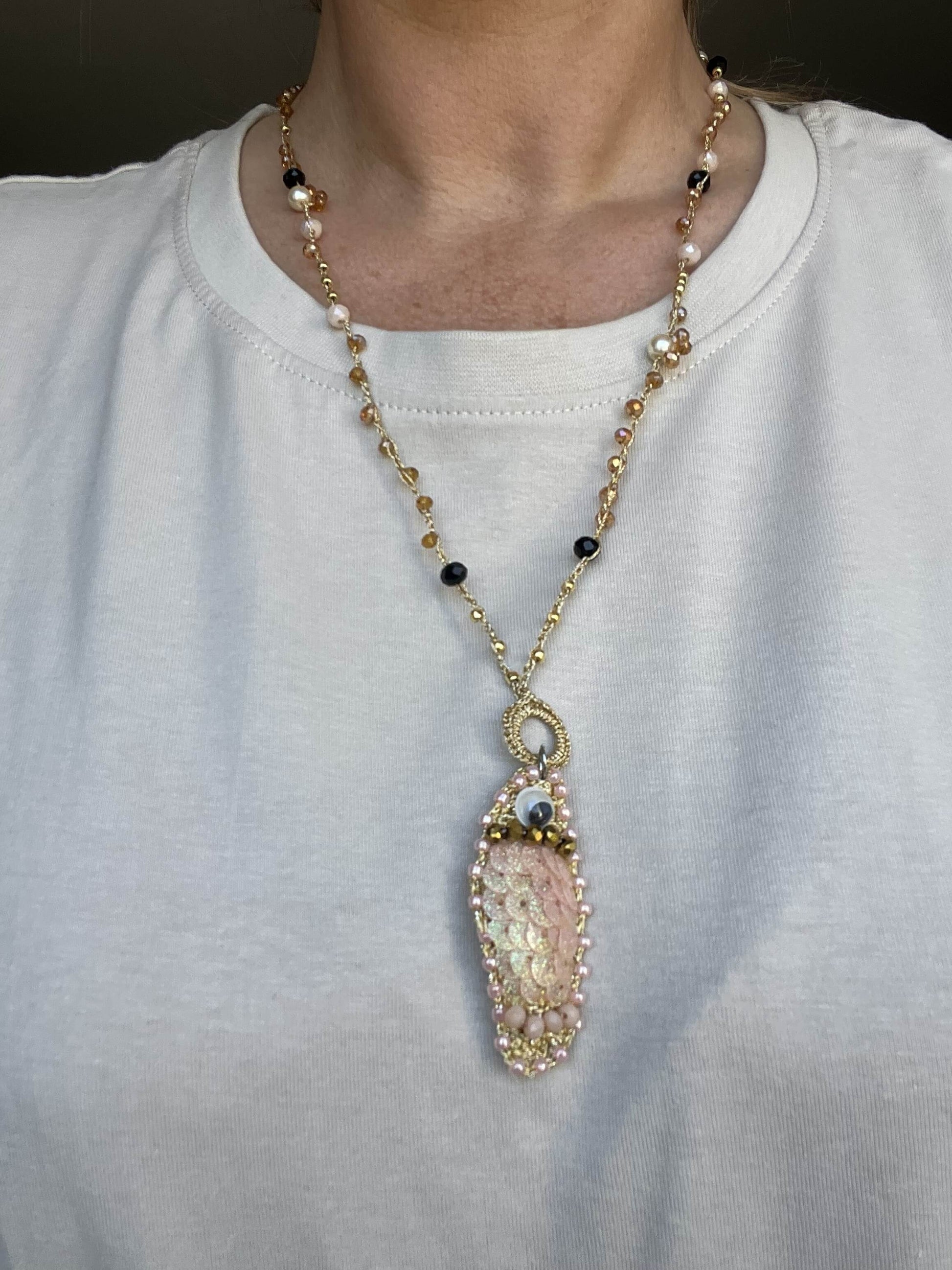 Collana Pink Fish SUNSPELL: gioiello iconico delicato in oro, collana donna elegante e discreta per uno stile quotidiano leggero e raffinato.
