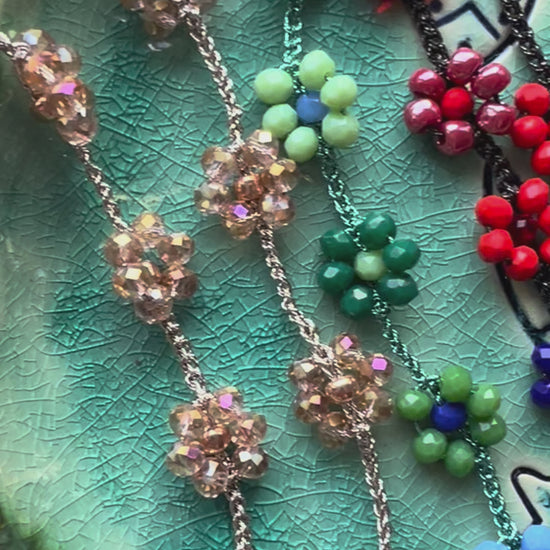 Scopri cavigliere floreali artigianali con cristalli: accessori unici fatti a mano ispirati alla natura.