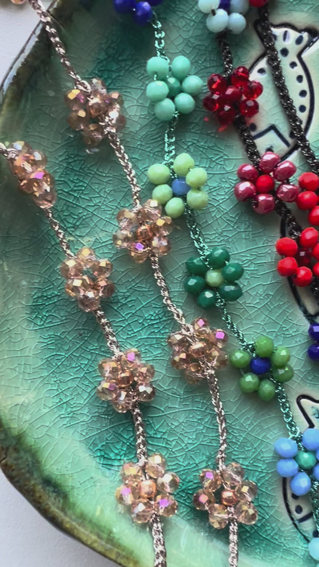 Scopri cavigliere floreali artigianali con cristalli: accessori unici fatti a mano ispirati alla natura.