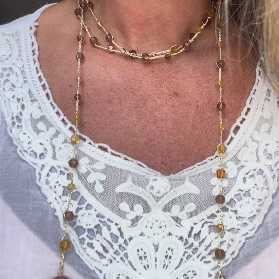 Collana color ambra fatta a mano con vetri di Boemia e filato oro. Elegante, originale e senza metallo
