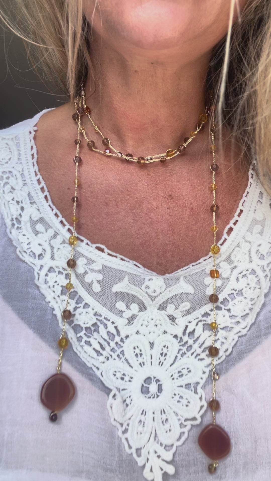 Collana color ambra fatta a mano con vetri di Boemia e filato oro. Elegante, originale e senza metallo