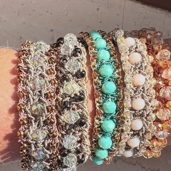 Bracciale con cristalli e perline Toho giapponesi, fatto a mano, senza nickel e metallo. Leggero, elegante e unico.