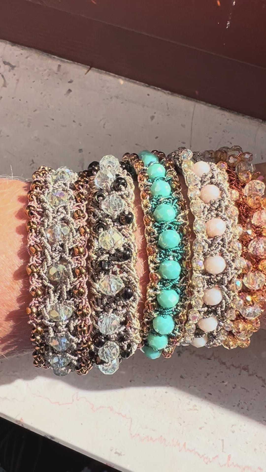 Bracciale con cristalli e perline Toho giapponesi, fatto a mano, senza nickel e metallo. Leggero, elegante e unico.