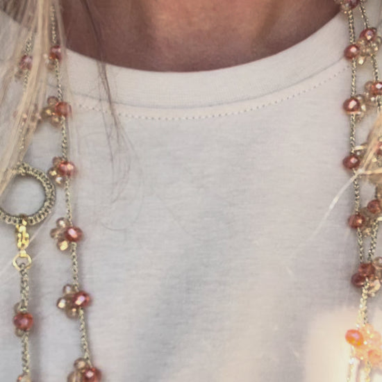 Collana multigiro elegante e raffinata, con cristalli dorati e beige. 156 cm di versatilità da indossare tutto l’anno.