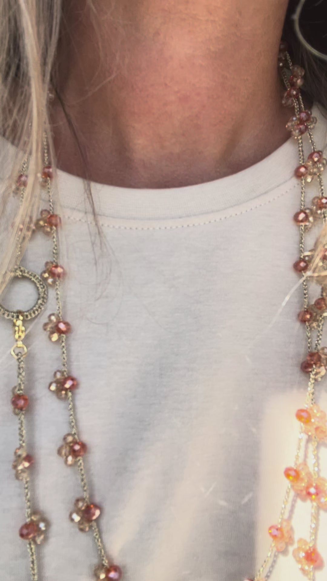 Collana multigiro elegante e raffinata, con cristalli dorati e beige. 156 cm di versatilità da indossare tutto l’anno.