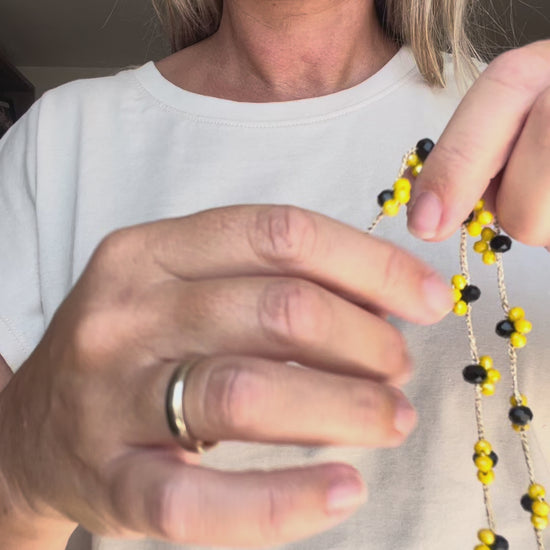 Collana donna gialla e nera fatta a mano, elegante e originale, da portare al collo o come bracciale.