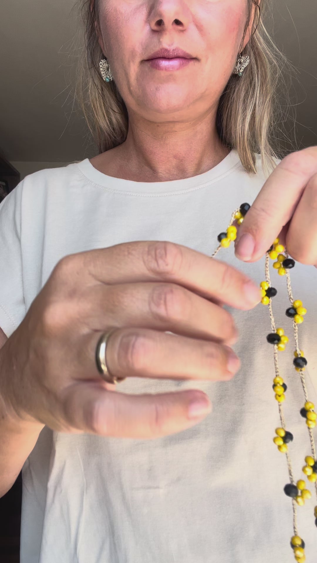 Collana donna gialla e nera fatta a mano, elegante e originale, da portare al collo o come bracciale.