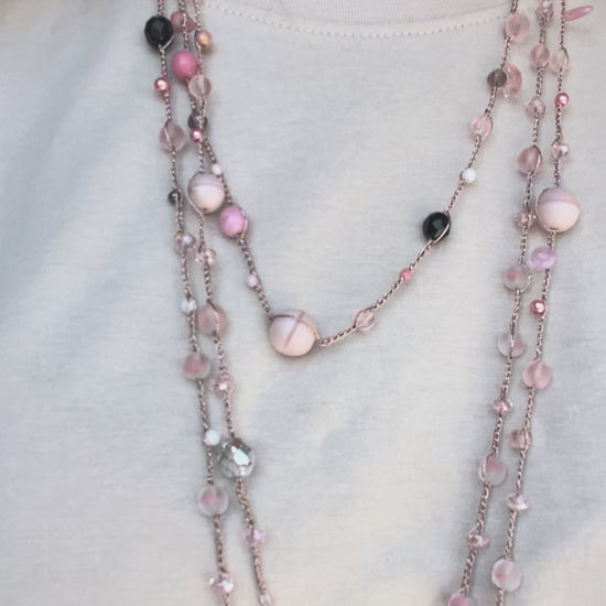 Collana rosa cipria fatta a mano, lunga e avvolgente. Cristalli, perle di vetro e dettagli senza metallo.