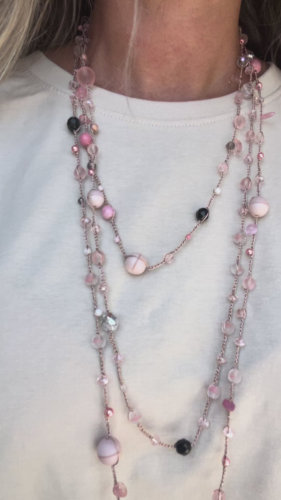 Collana rosa cipria fatta a mano, lunga e avvolgente. Cristalli, perle di vetro e dettagli senza metallo.