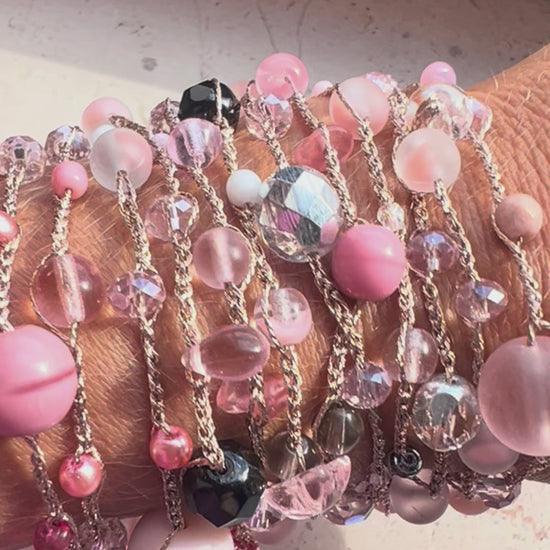 Collana lunga fatta a mano in rosa cipria, con cristalli e perle di vetro. Raffinata, unica e senza nickel.