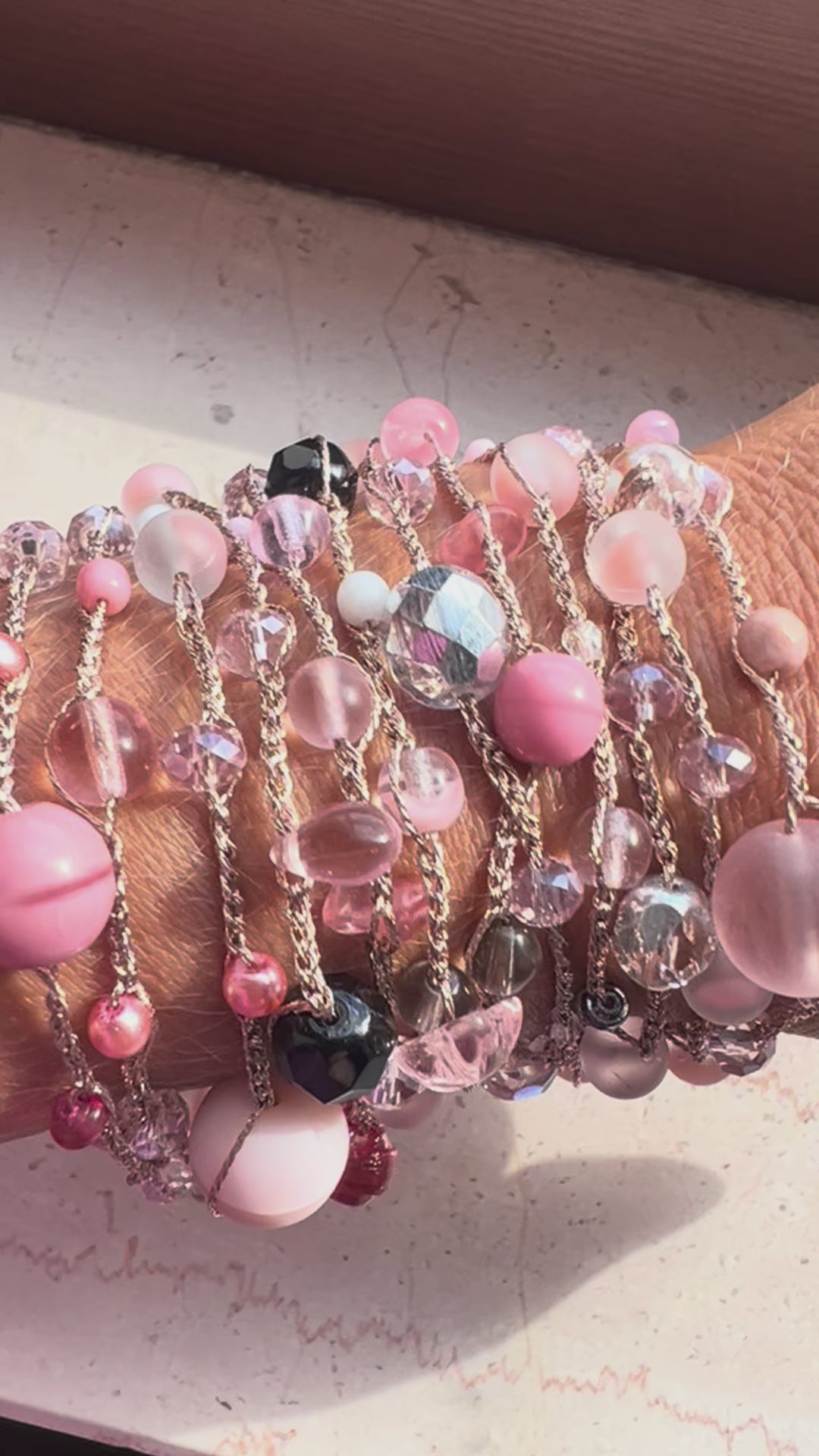 Collana lunga fatta a mano in rosa cipria, con cristalli e perle di vetro. Raffinata, unica e senza nickel.