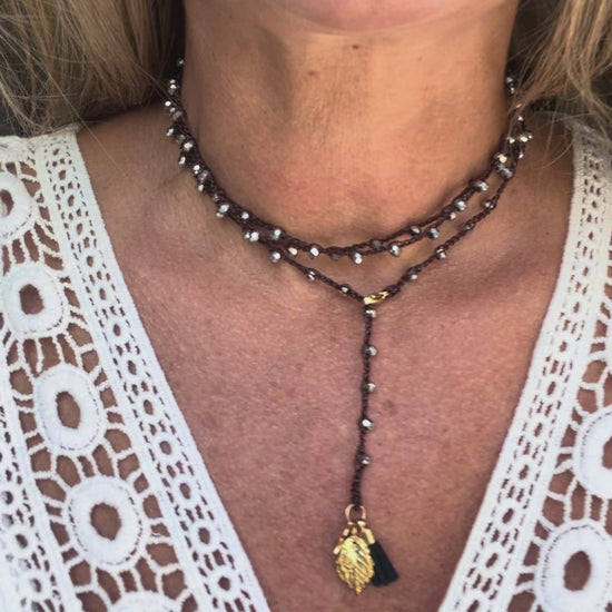 Collana donna elegante marrone con cristalli argento e dettagli oro, versatile e perfetta da indossare in ogni stagione.
