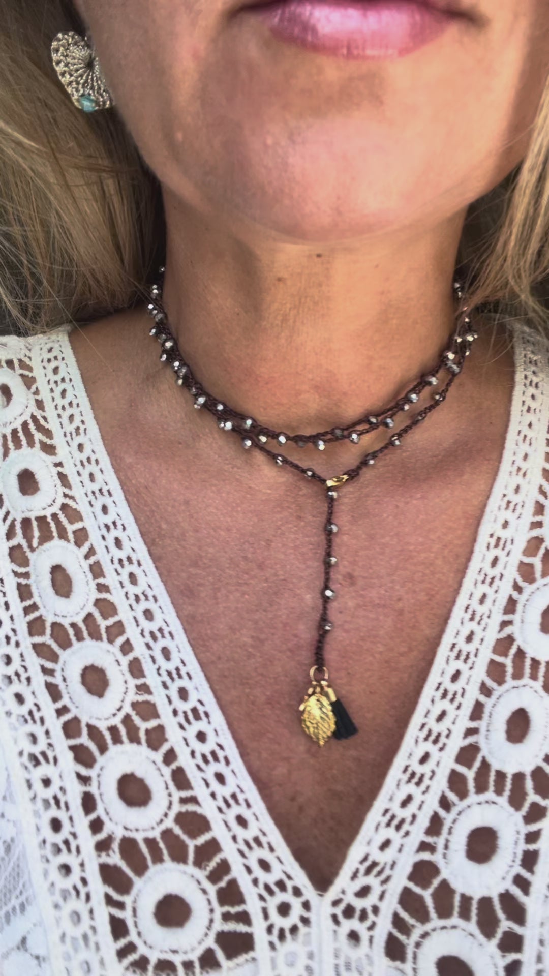 Collana donna elegante marrone con cristalli argento e dettagli oro, versatile e perfetta da indossare in ogni stagione.
