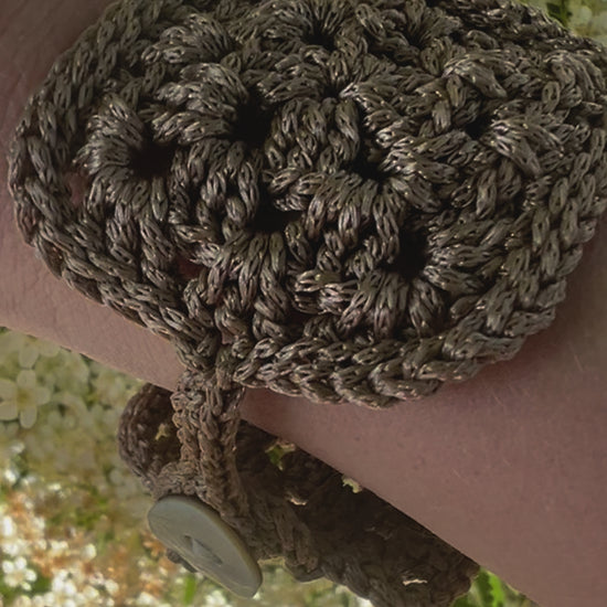 Pezzo unico: Bracciale beige all'uncinetto con bottone madreperla. Regolabile e confortevole. Stile vintage-contemporaneo di tendenza! 