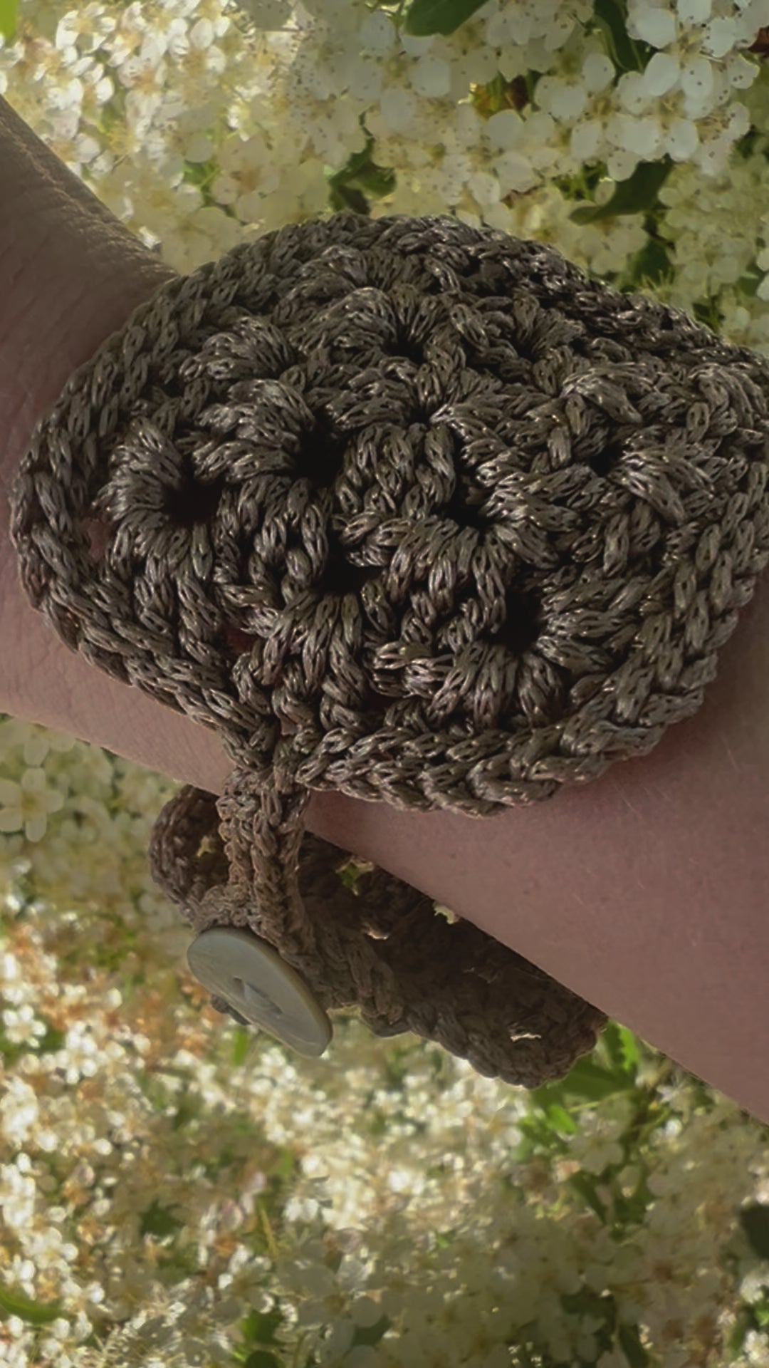 Pezzo unico: Bracciale beige all'uncinetto con bottone madreperla. Regolabile e confortevole. Stile vintage-contemporaneo di tendenza! 