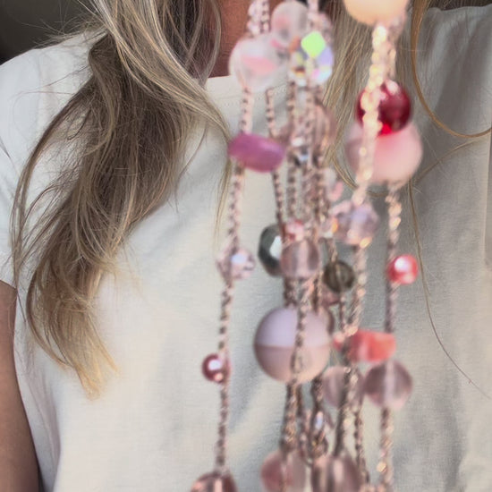 Rose Muse, collana rosa cipria lunga e raffinata, fatta a mano con cristalli e perle di vetro.