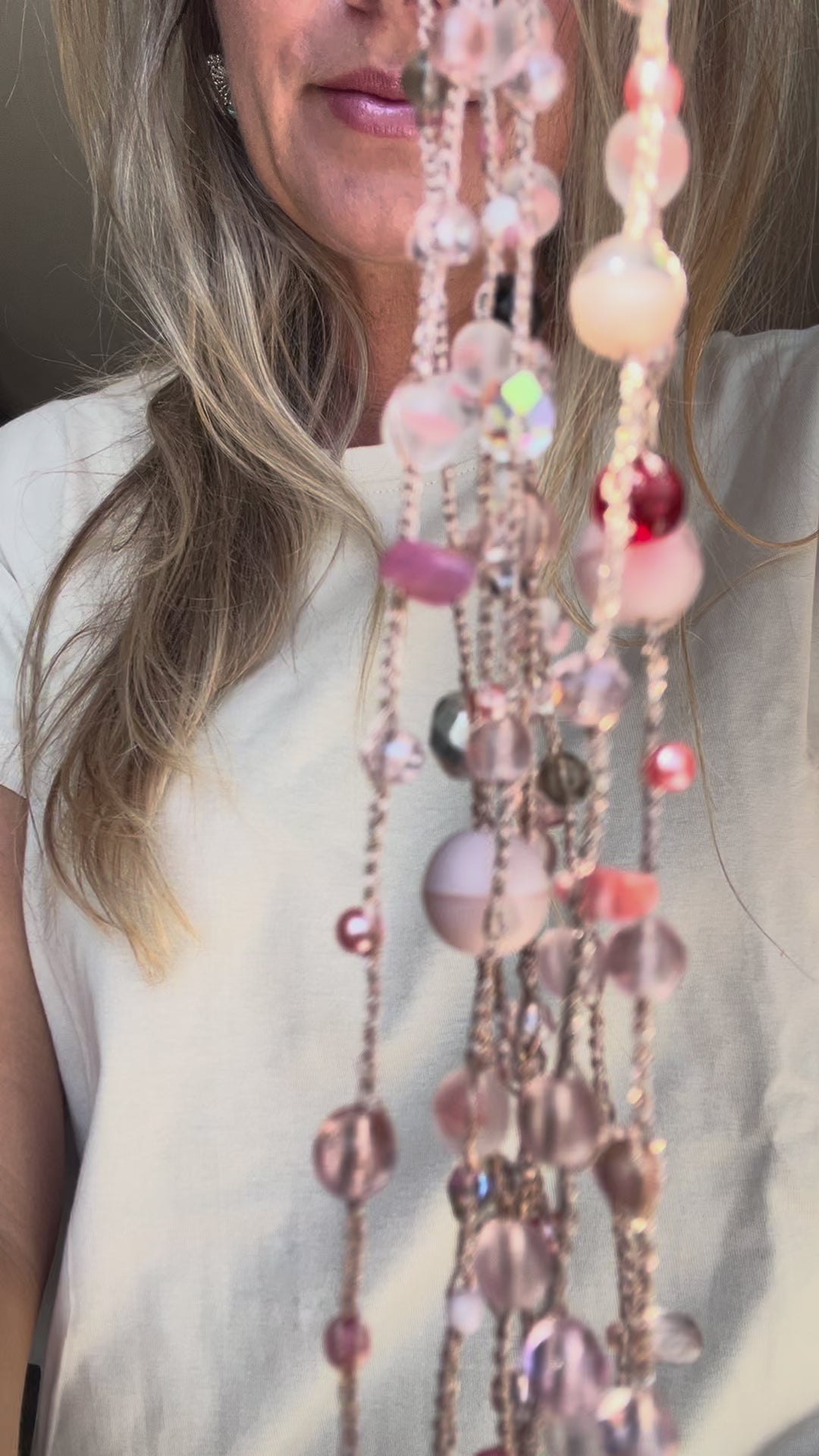 Rose Muse, collana rosa cipria lunga e raffinata, fatta a mano con cristalli e perle di vetro.