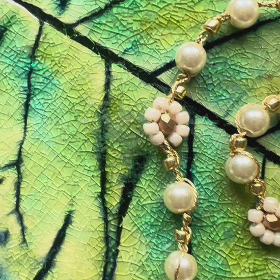 Delicate white flower and pearl choker Elise, handmade in Italy, elegant minimalist necklace for everyday wear