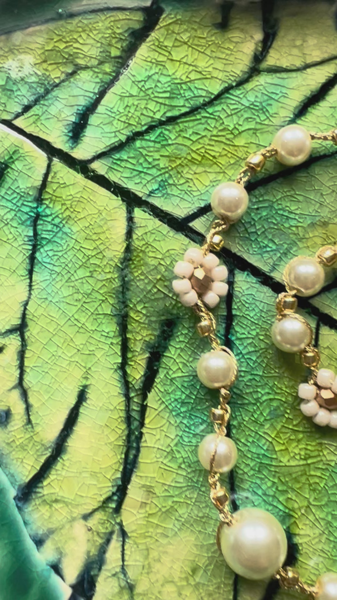 Delicate white flower and pearl choker Elise, handmade in Italy, elegant minimalist necklace for everyday wear